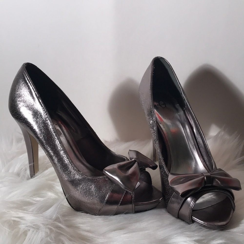 Adorable silver crackle heels with bow toe. Sz 8.5